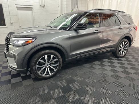 Used 2025 Ford Explorer ST-Line AWD/4WD image 2