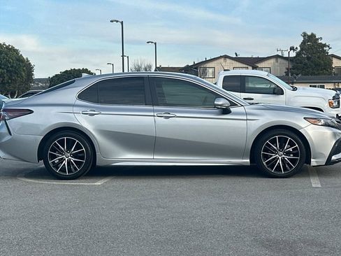Used 2022 Toyota Camry SE image 2