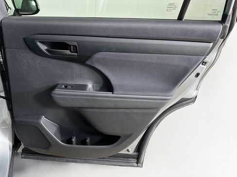 Used 2025 Toyota Highlander LE image 32