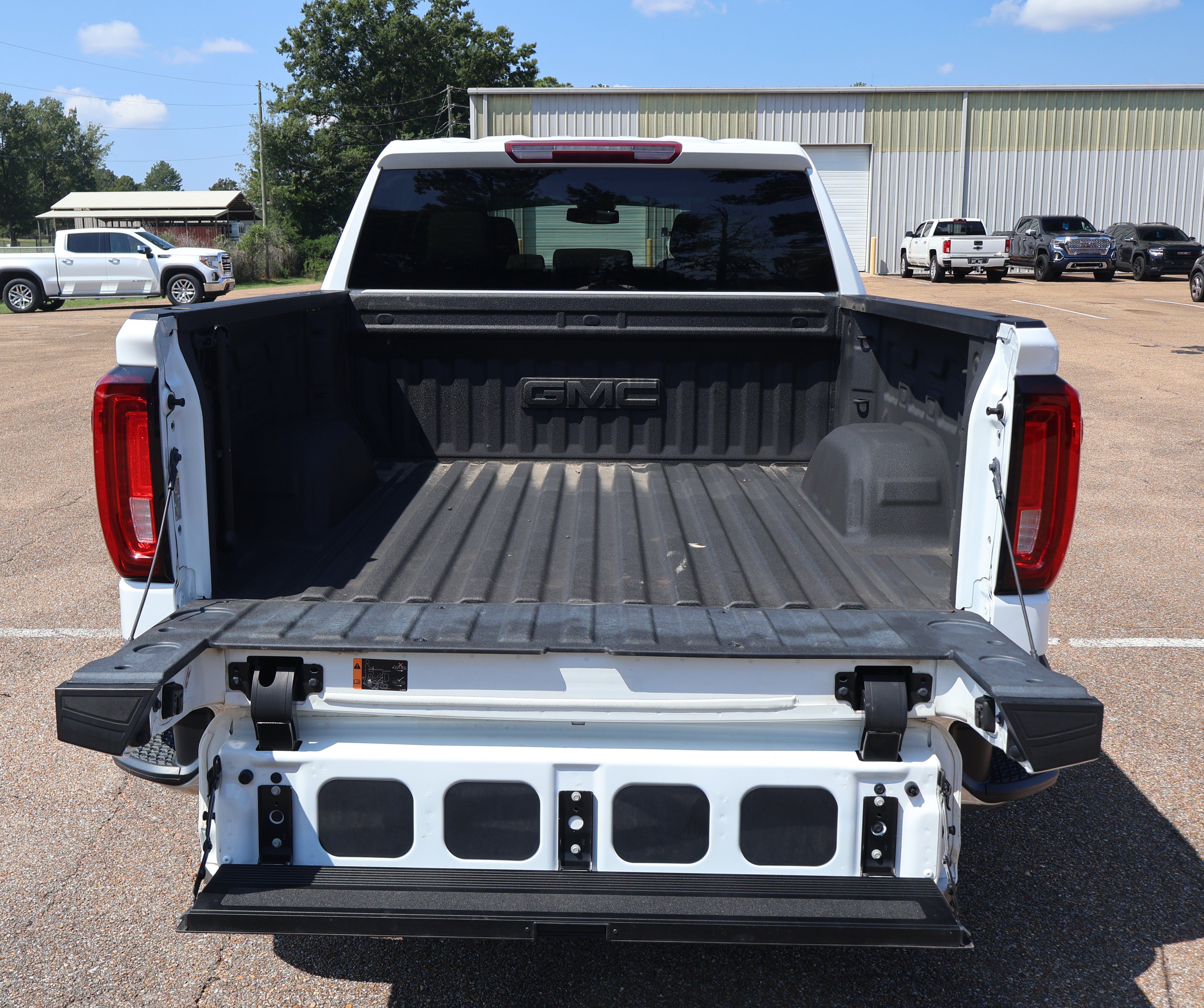 Used 2023 GMC Sierra 1500 SLT w/ SLT Premium Package AWD/4WD image 18