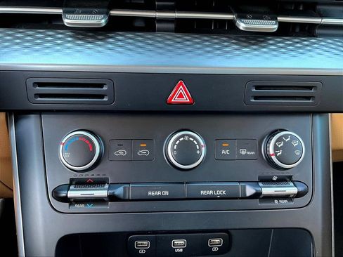 Used 2024 Kia Carnival LX FWD image 17