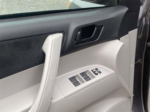 Used 2010 Toyota Highlander 2WD image 13