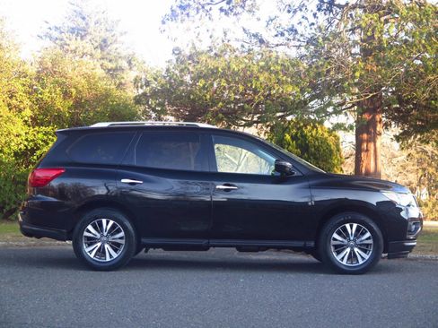 Used 2018 Nissan Pathfinder SV image 5