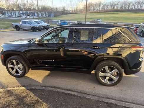 Used 2025 Jeep Grand Cherokee Limited w/ Luxury Tech Group II image 7