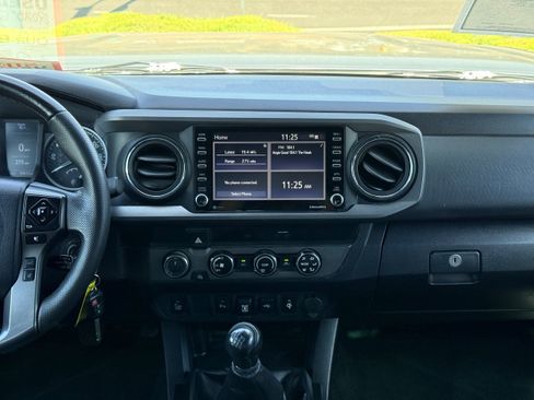Used 2020 Toyota Tacoma TRD Off-Road w/ Technology Package AWD/4WD image 17