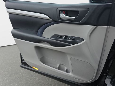 Used 2017 Toyota Highlander XLE image 32