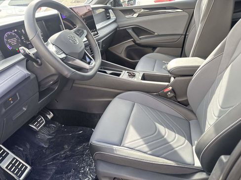 New 2026 Volkswagen Tiguan SE R-Line FWD image 11