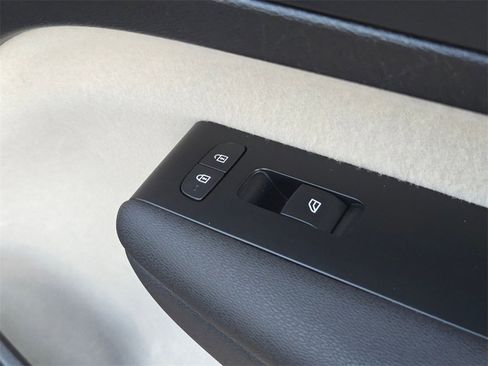 Used 2022 Volvo XC40 T5 Momentum w/ Premium Package image 29