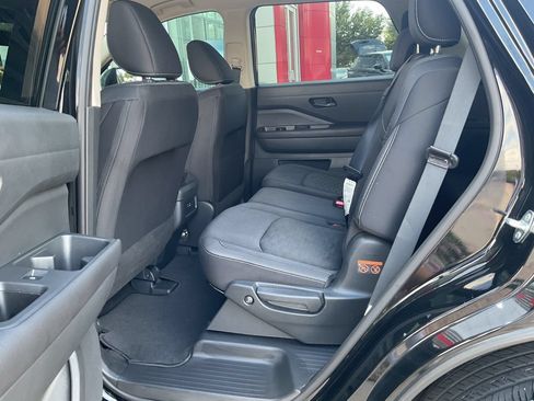 Used 2024 Nissan Pathfinder S FWD image 12
