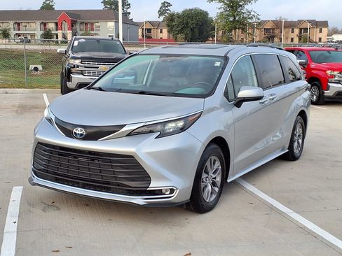 Used 2024 Toyota Sienna XLE image 3