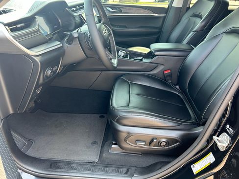 Used 2024 Jeep Grand Cherokee Limited image 11