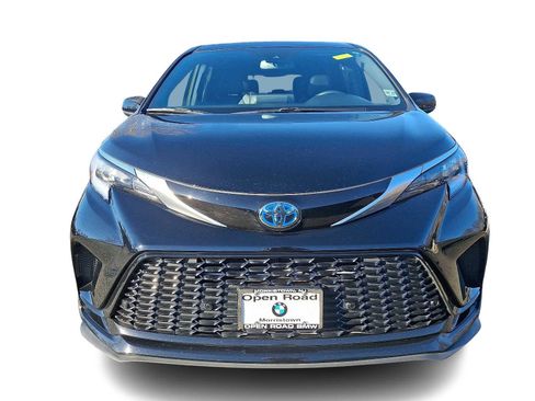 Used 2022 Toyota Sienna XSE w/ XSE Plus Package image 2