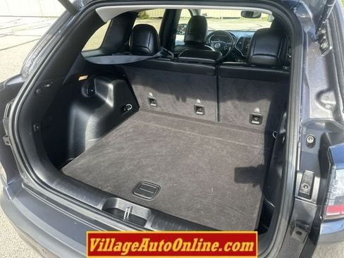 Used 2019 Jeep Cherokee Latitude Plus AWD/4WD image 36