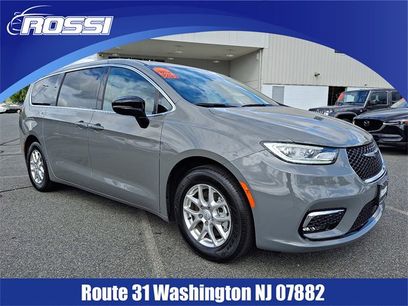 Used 2025 Chrysler Pacifica Select
