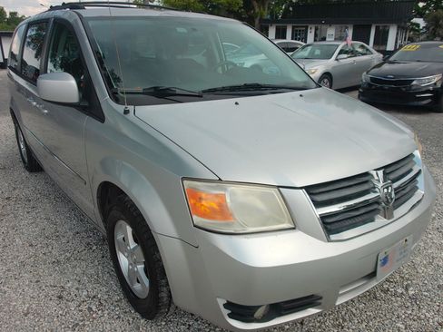 Used 2010 Dodge Grand Caravan SXT FWD image 3