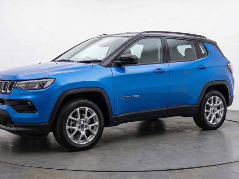 Used 2025 Jeep Compass Limited AWD/4WD image 3