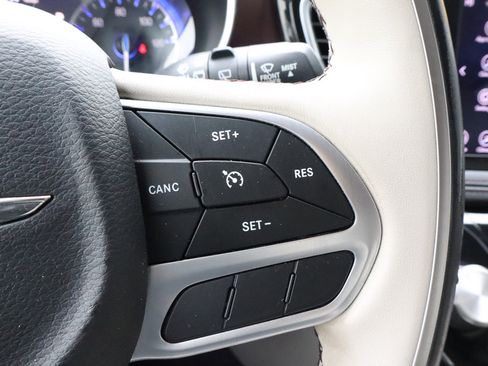 Used 2020 Chrysler Pacifica Limited image 35