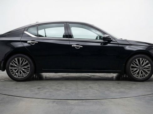 Used 2025 Nissan Altima 2.5 SV FWD image 8