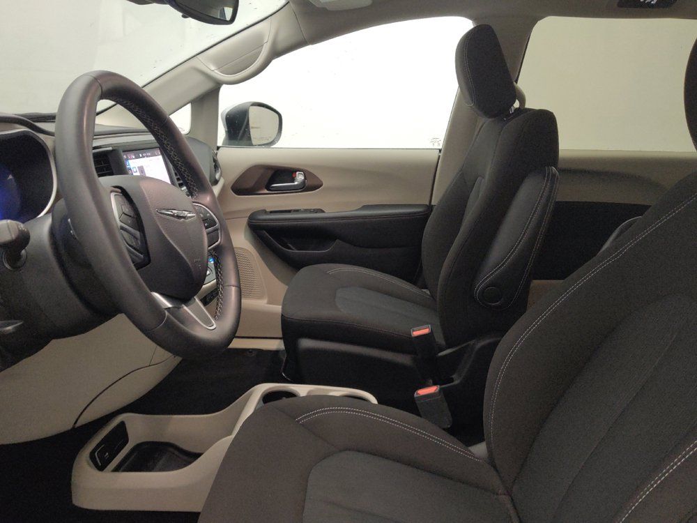 Used 2023 Chrysler Voyager LX FWD image 17