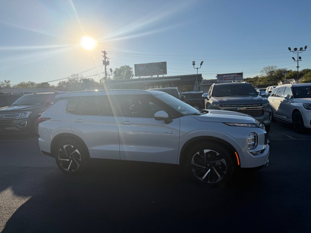 Used 2024 Mitsubishi Outlander 4WD Plug-In Hybrid image 2