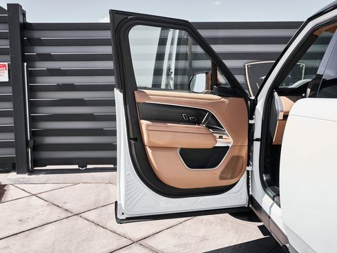 Used 2024 Land Rover Range Rover Long Wheelbase SE image 27