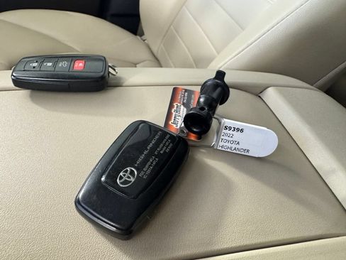 Used 2022 Toyota Highlander XLE FWD image 2