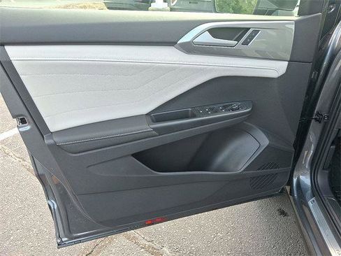 New 2025 Volkswagen Taos SEL image 9