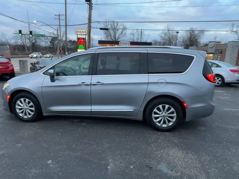 Used 2018 Chrysler Pacifica Touring-L image 5