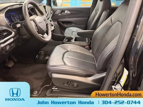 Used 2025 Chrysler Pacifica Select FWD image 11