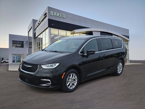 Used 2025 Chrysler Pacifica Select FWD image 1