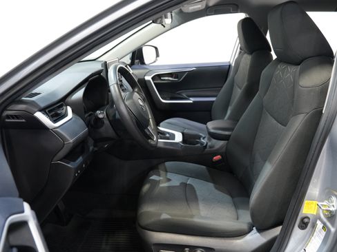 Used 2020 Toyota RAV4 XLE w/ XLE Grade Weather Package AWD/4WD image 28
