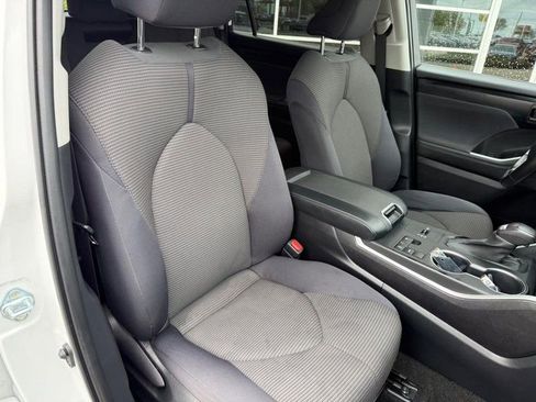 Used 2023 Toyota Highlander LE FWD image 11