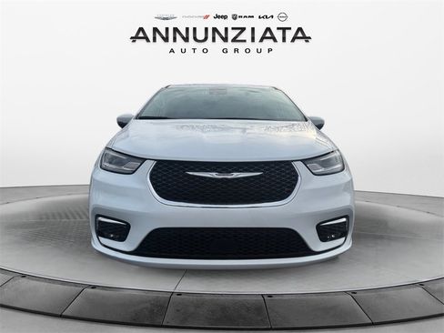 Used 2023 Chrysler Pacifica Touring-L image 8