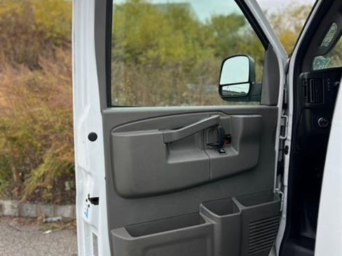 Used 2018 Chevrolet Express 2500 image 21