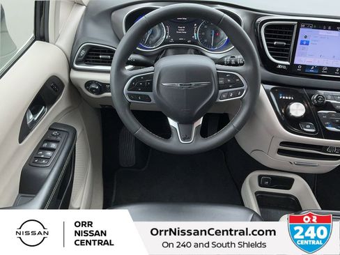 Used 2023 Chrysler Pacifica Touring-L FWD image 15
