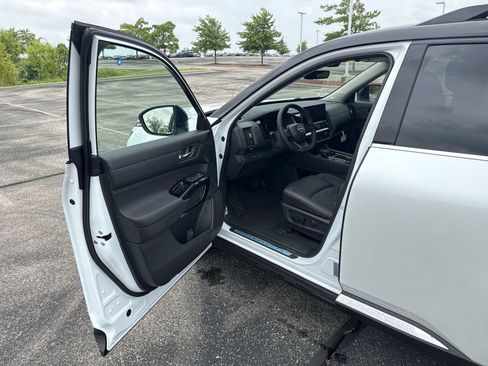 New 2026 Nissan Pathfinder Platinum AWD/4WD image 9