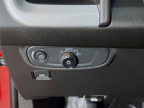 Used 2024 GMC Terrain SLE w/ Driver Convenience Package image 9