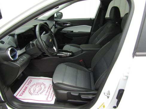 Used 2025 Chevrolet Trax LT w/ LT Convenience Package FWD image 20