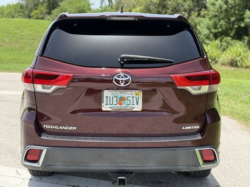 Used 2019 Toyota Highlander Limited Platinum FWD image 4