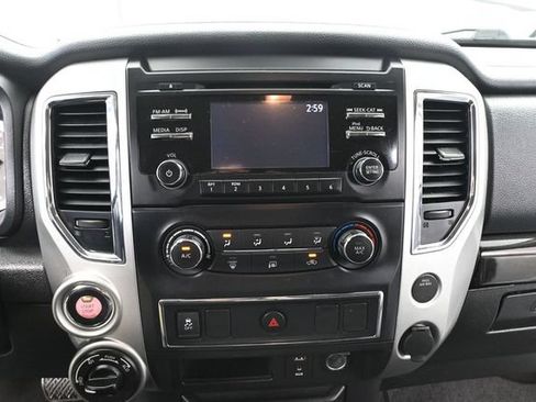 Used 2018 Nissan Titan SV AWD/4WD image 29