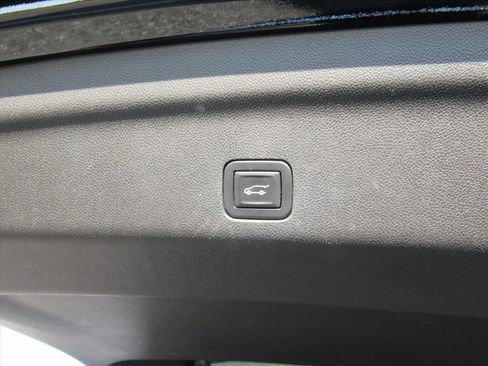 Used 2021 Chevrolet Tahoe Premier w/ Premium Package image 35