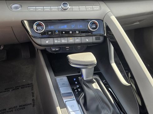 Certified 2025 Hyundai Elantra SEL FWD image 18
