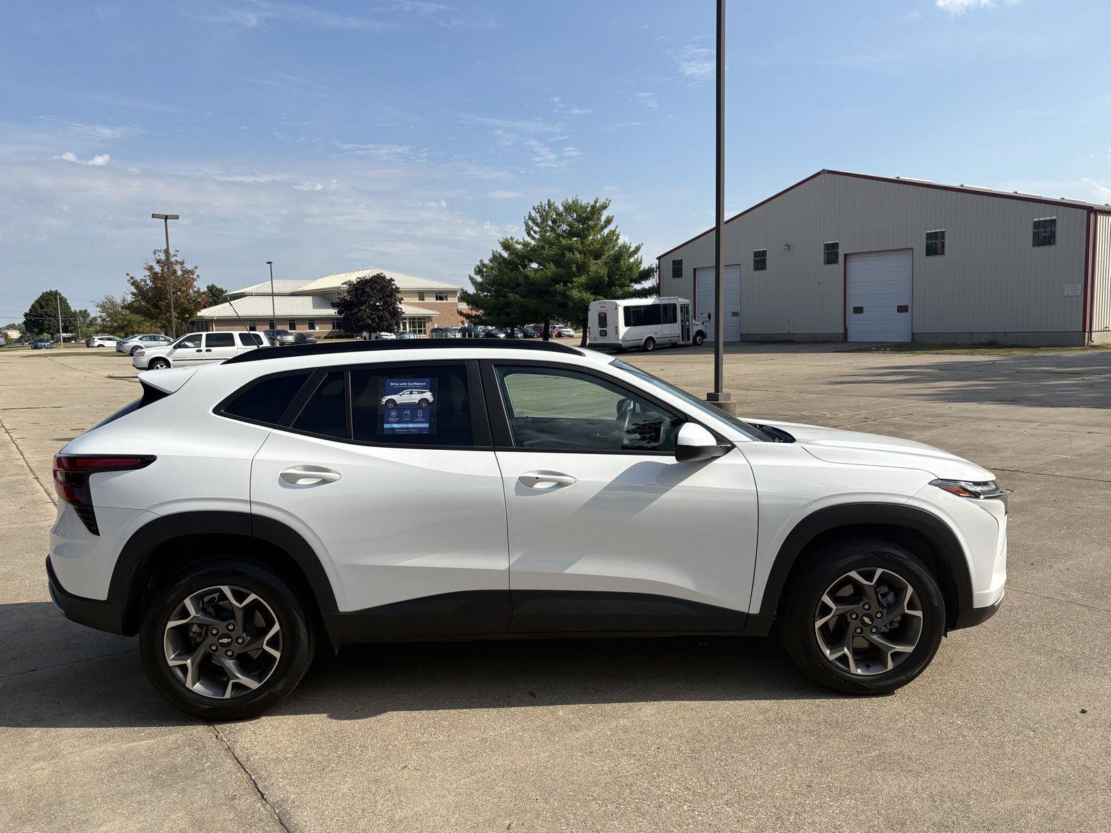 Used 2025 Chevrolet Trax LT w/ LT Convenience Package FWD image 25