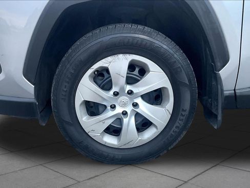 Used 2019 Toyota RAV4 LE FWD image 10