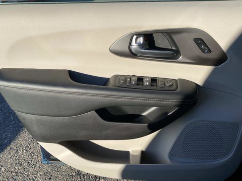 Certified 2022 Chrysler Pacifica Touring-L image 19