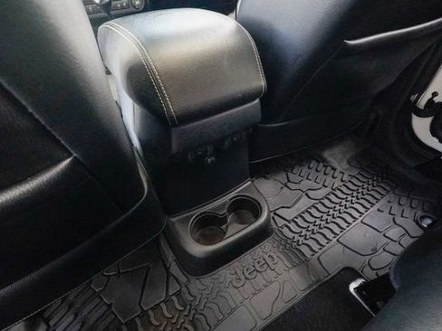 Used 2016 Jeep Wrangler Unlimited Rubicon AWD/4WD image 77