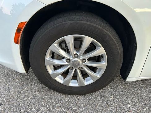 Used 2018 Chrysler Pacifica Touring-L image 9