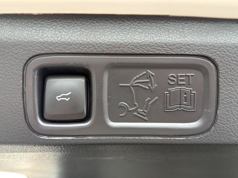 Used 2023 Ford Expedition Limited image 13