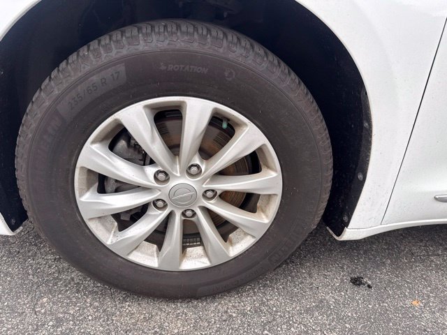 Used 2018 Chrysler Pacifica Touring-L FWD image 12