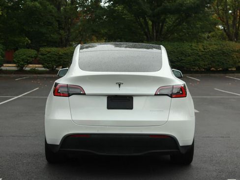 Used 2021 Tesla Model Y Long Range AWD/4WD image 6